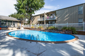 Tivoli Apartments in Columbus, OH - Building Photo - Building Photo