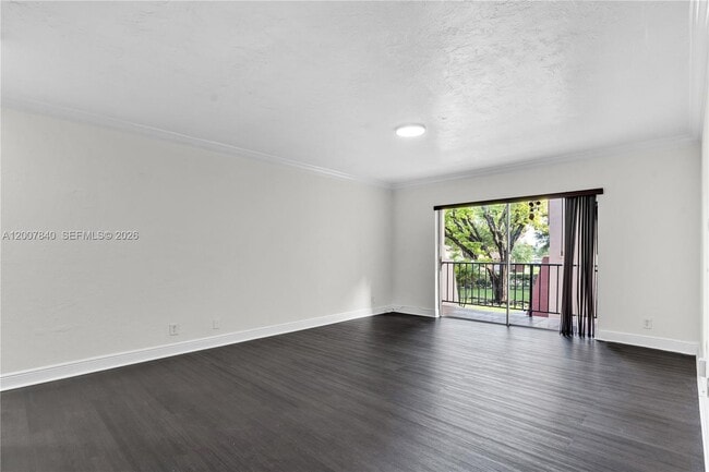 13715 Kendale Lakes Cir in Miami, FL - Building Photo - Building Photo