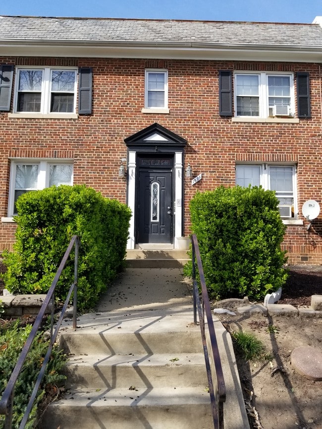 1826 C St SE, Unit 1 in Washington, DC - Foto de edificio - Building Photo