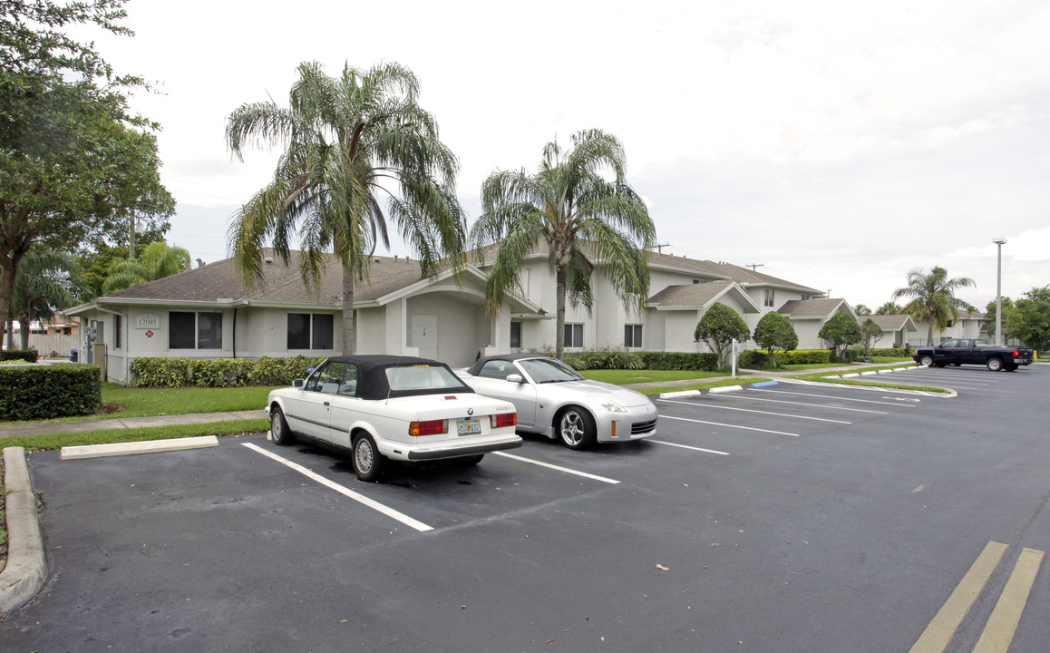 Running Brook Apartments in Miami, FL - Building Photo