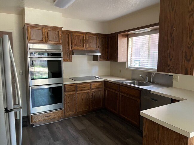 743 Tallac Ave in South Lake Tahoe, CA - Building Photo - Building Photo