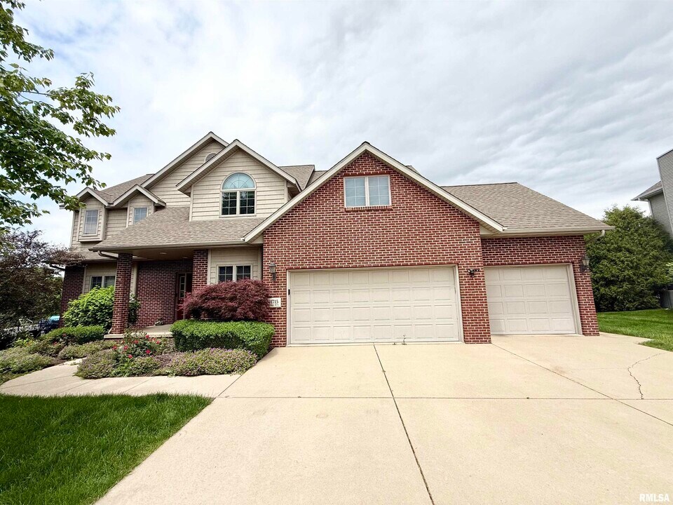 11715 N Bristol Dr in Dunlap, IL - Building Photo