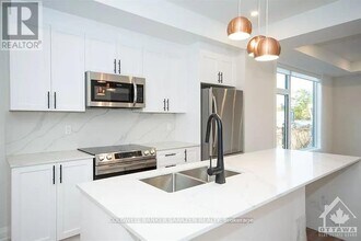 15-15 Monk St in Ottawa, ON - Building Photo - Building Photo