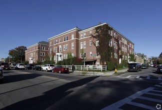 Longfellow Manor Apartments in Worcester, MA - Foto de edificio - Building Photo