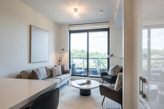 2118 Bloor St W in Toronto, ON - Building Photo - Building Photo