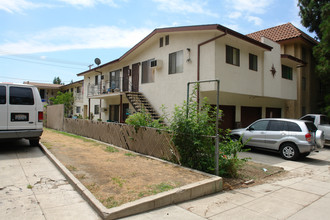 328 E Tujunga Ave in Burbank, CA - Building Photo - Building Photo