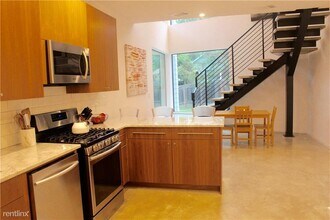 2004 E 12th St-Unit -# B in Austin, TX - Foto de edificio - Building Photo