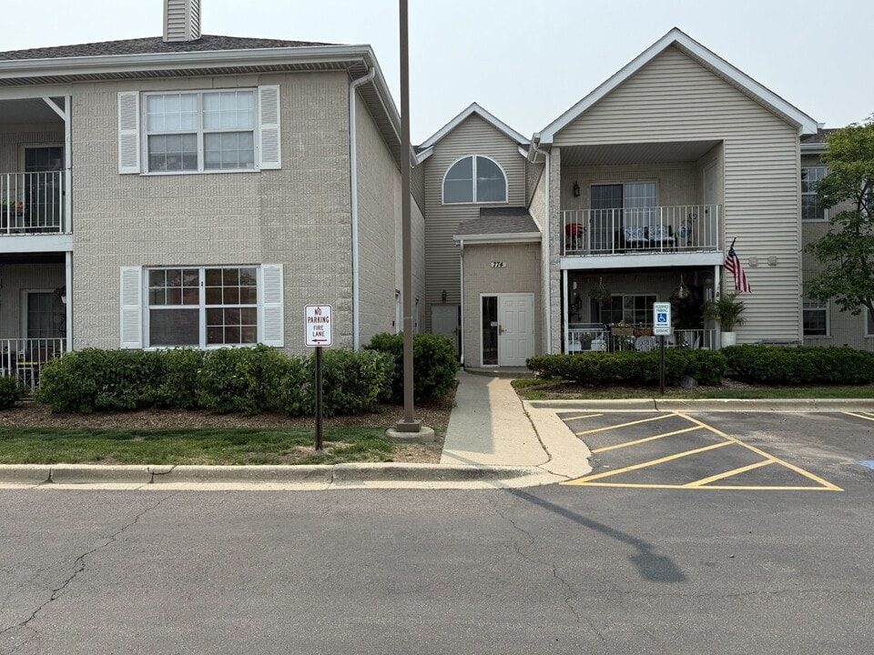 774 N Gary Ave in Carol Stream, IL - Building Photo