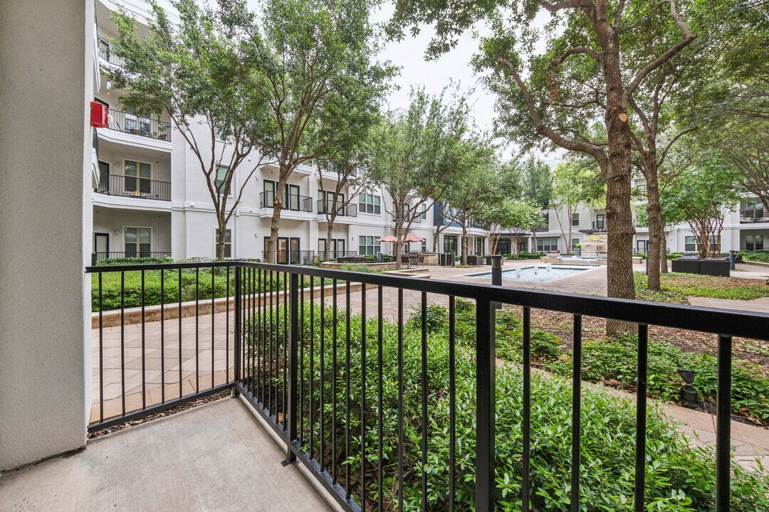 Addison Keller Springs in Addison, TX - Foto de edificio