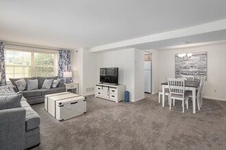 Chapel Valley Townhomes in Baltimore, MD - Foto de edificio - Interior Photo