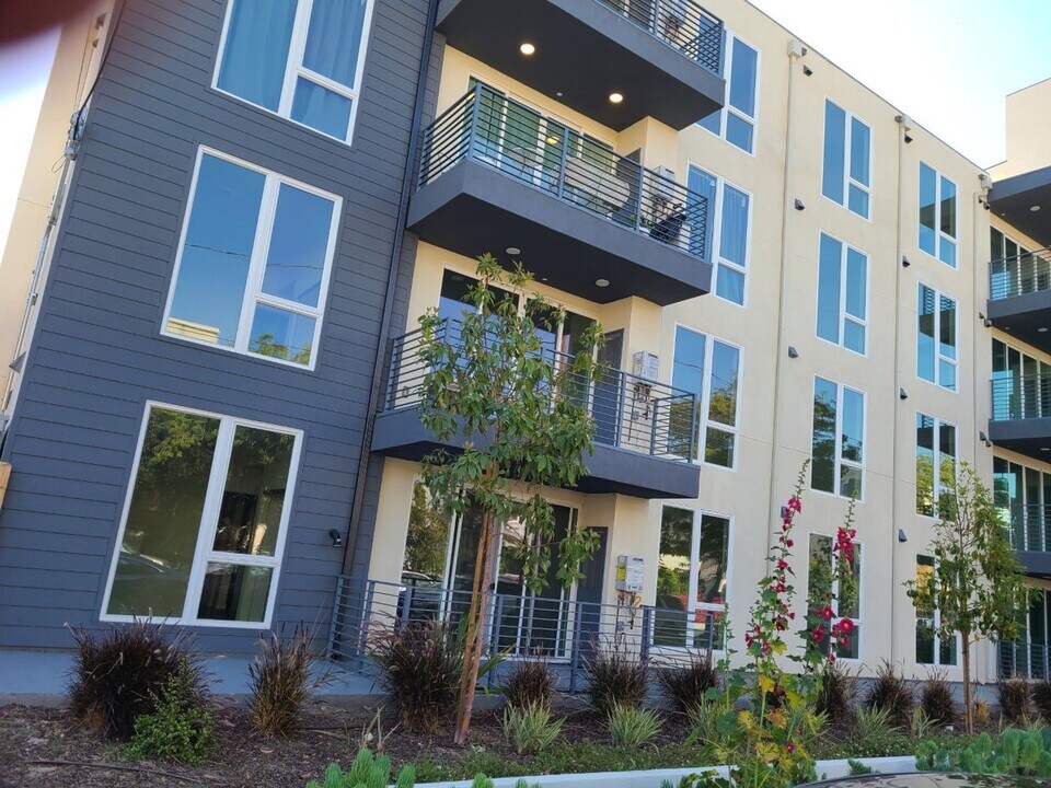 5252 Willowcrest Ave in Los Angeles, CA - Building Photo