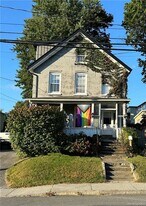 369 Verplanck Ave in Beacon, NY - Building Photo