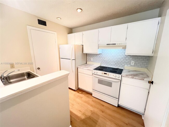 4581 W McNab Rd in Pompano Beach, FL - Foto de edificio - Building Photo