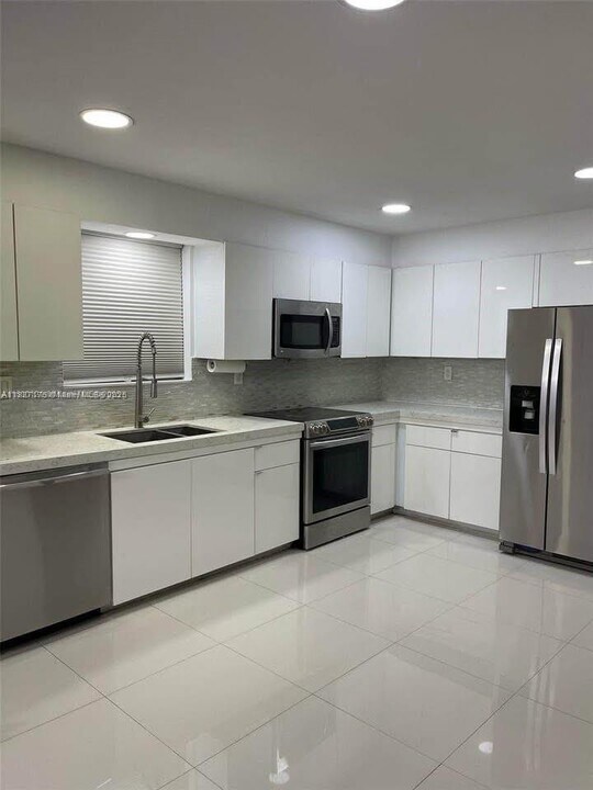 491 Ives Dairy Rd in Miami, FL - Building Photo