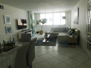 5005 Collins Ave, Unit 322 in Miami Beach, FL - Foto de edificio - Building Photo