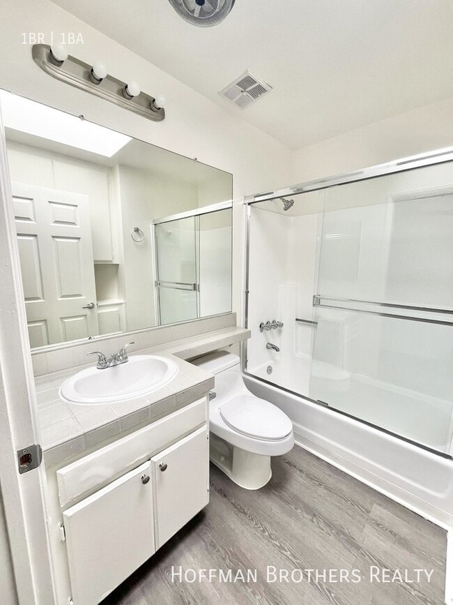 3462 Mentone Ave, Unit 104 in Los Angeles, CA - Building Photo - Building Photo