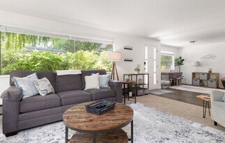 804 N Main St in Coupeville, WA - Building Photo