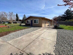 1001 Olympic Ave in Medford, OR - Building Photo - Building Photo