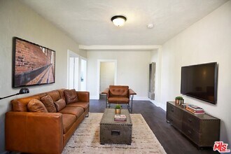 566 N Juanita Ave in Los Angeles, CA - Building Photo - Building Photo