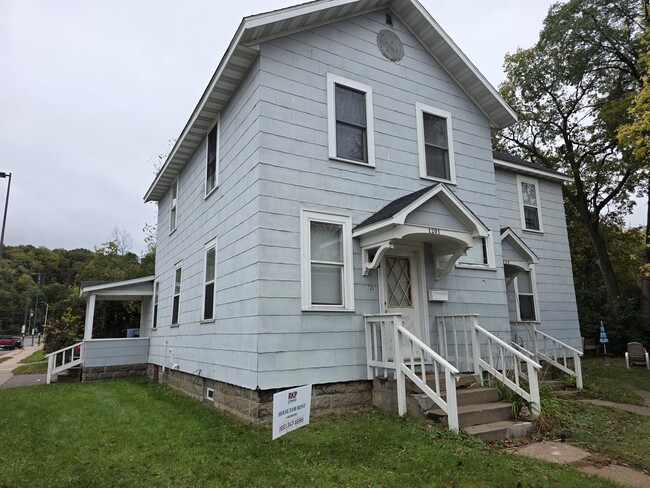 1201 S Farwell St, Unit 1201 in Eau Claire, WI - Building Photo - Building Photo