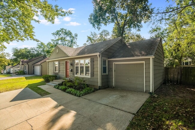 4809 W 75th St in Prairie Village, KS - Foto de edificio - Building Photo