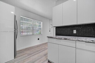 56 NW 62nd St in Miami, FL - Foto de edificio - Building Photo