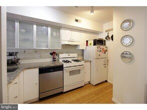 447 Fairmount Ave in Philadelphia, PA - Building Photo - Building Photo