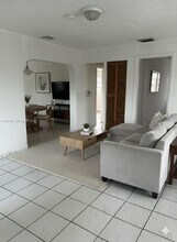 992 E 18th St in Hialeah, FL - Foto de edificio - Building Photo