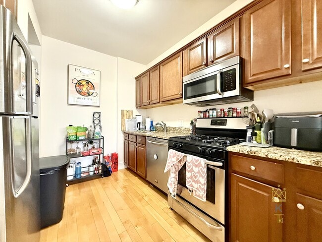 674 Washington St in Brookline, MA - Foto de edificio - Building Photo