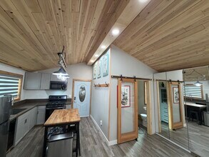 7711 Owensmouth Ave in Canoga Park, CA - Building Photo - Building Photo