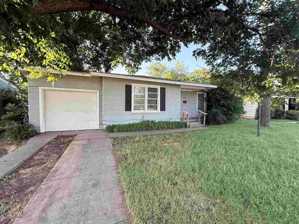 2408 Wedgewood Ave in Wichita Falls, TX - Building Photo