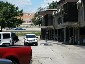 7555 Katy Fwy in Houston, TX - Building Photo - Building Photo