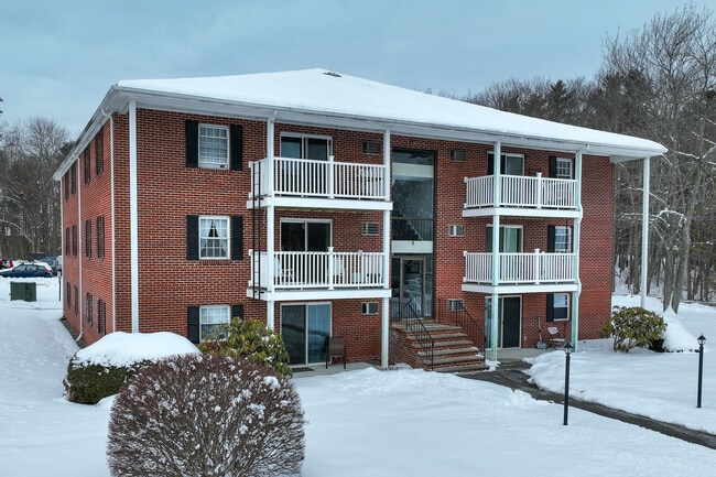 Governor Weare Apartments in Seabrook, NH - Foto de edificio - Building Photo