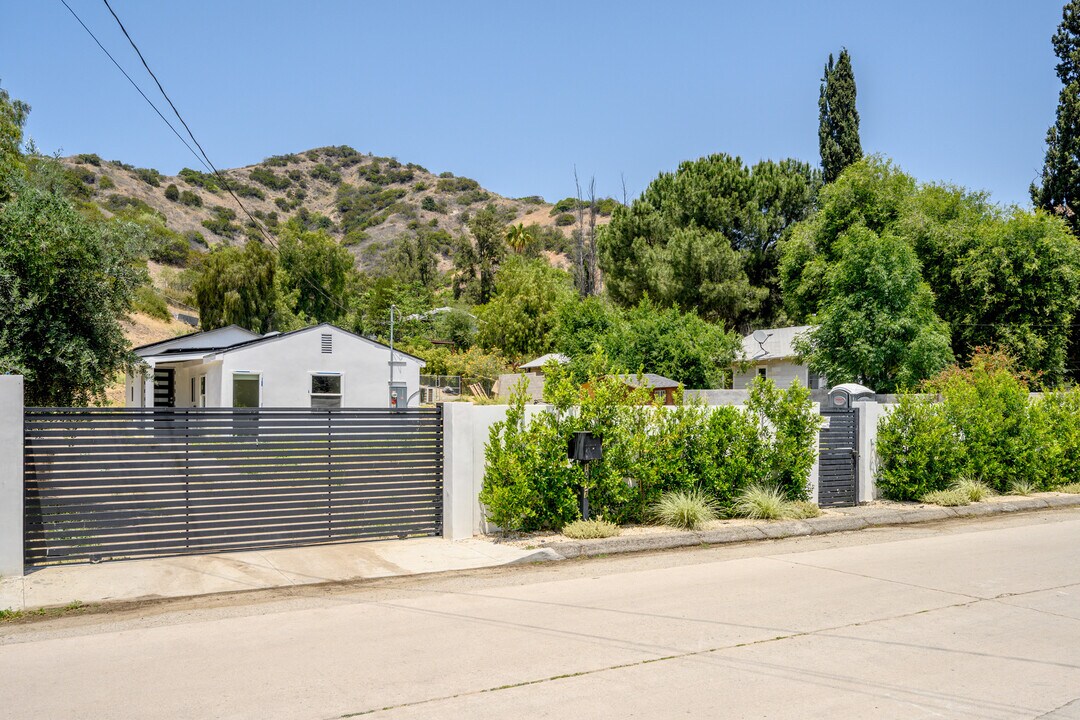 10647 Tuxford St in Sun Valley, CA - Foto de edificio
