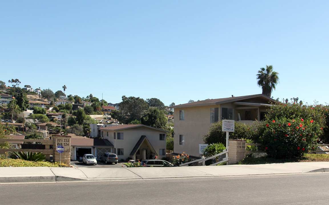 718-732 Stevens Ave in Solana Beach, CA - Foto de edificio