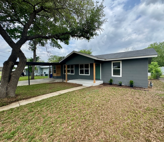 629 Melrose St in Seguin, TX - Foto de edificio - Building Photo