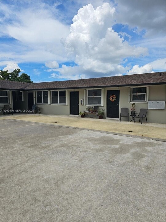 130 W 13th St in Hialeah, FL - Building Photo