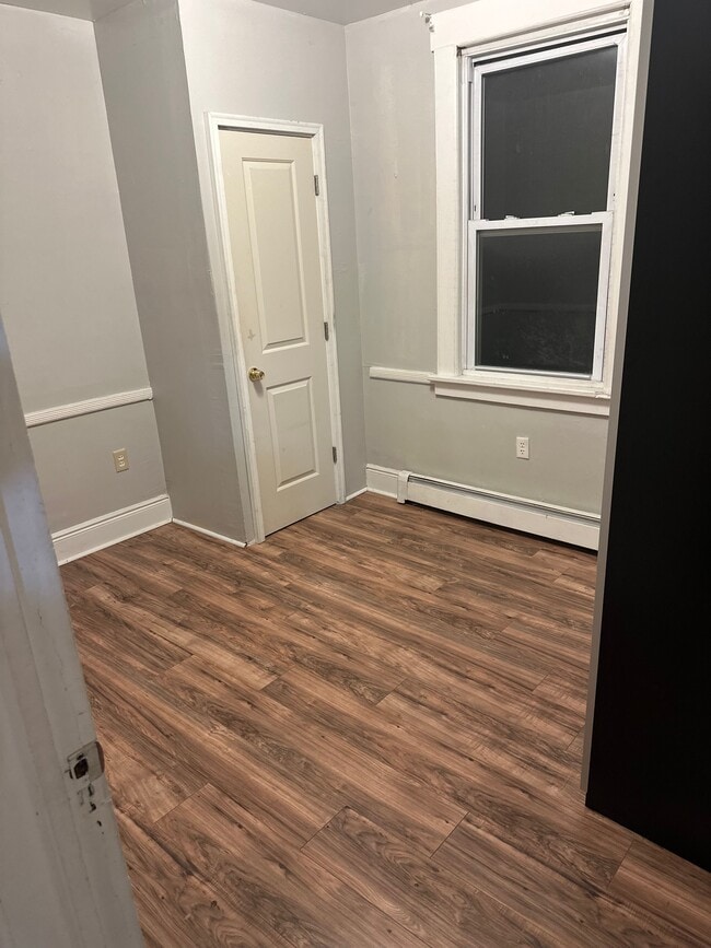 20 E Henry St, Unit 1 in Linden, NJ - Foto de edificio - Building Photo