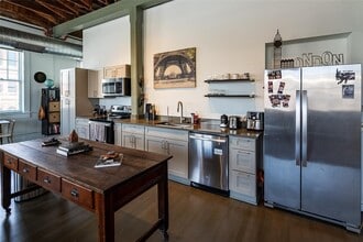 102 E 2nd St in Taylor, TX - Building Photo - Building Photo