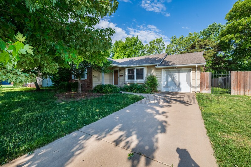 1033 S Blackwill St in Wichita, KS - Building Photo