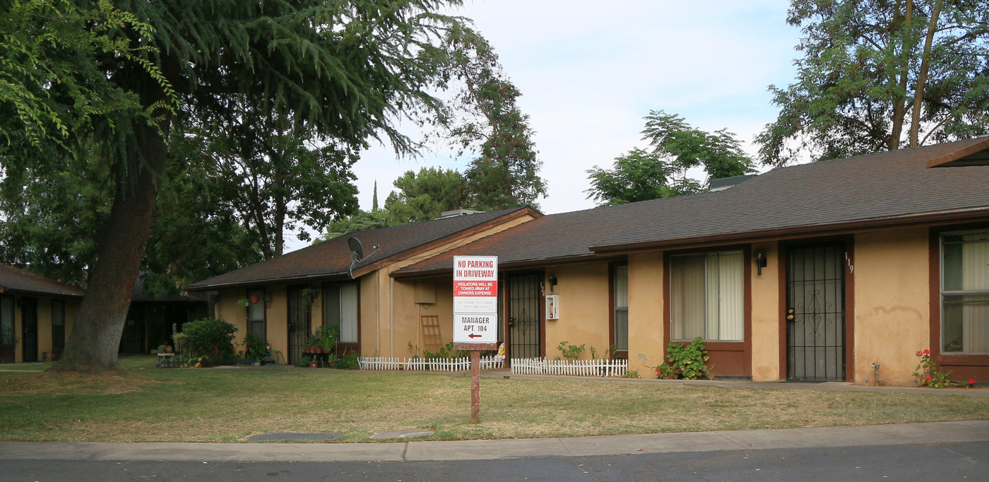 Cottonwood Apartment in Fresno, CA - Building Photo