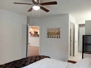 9033 J M Keynes Dr, Unit #42 in Charlotte, NC - Foto de edificio - Building Photo