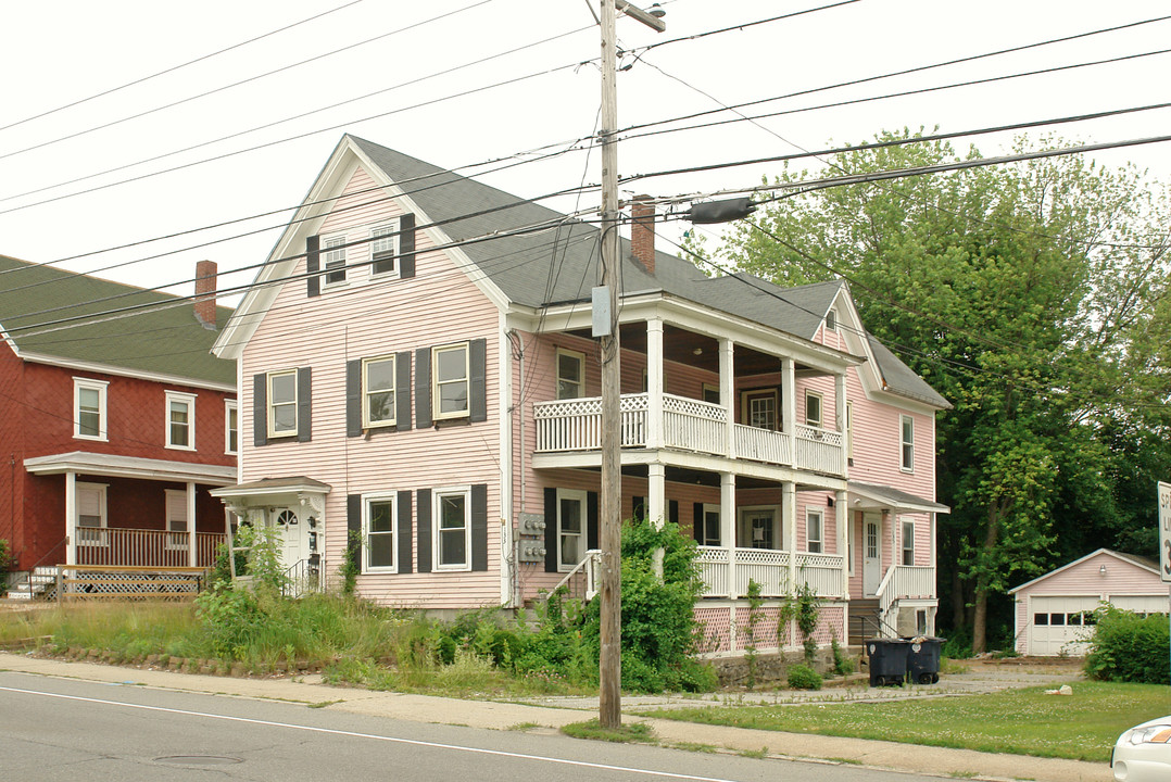 133-135 W Hollis St in Nashua, NH - Building Photo