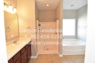 3637 Crosswinds Dr in Hope Mills, NC - Building Photo - Building Photo