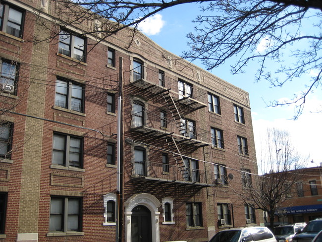 Berny Court in Flushing, NY - Foto de edificio - Building Photo