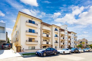 1110-1120 S Westgate Ave in Los Angeles, CA - Building Photo