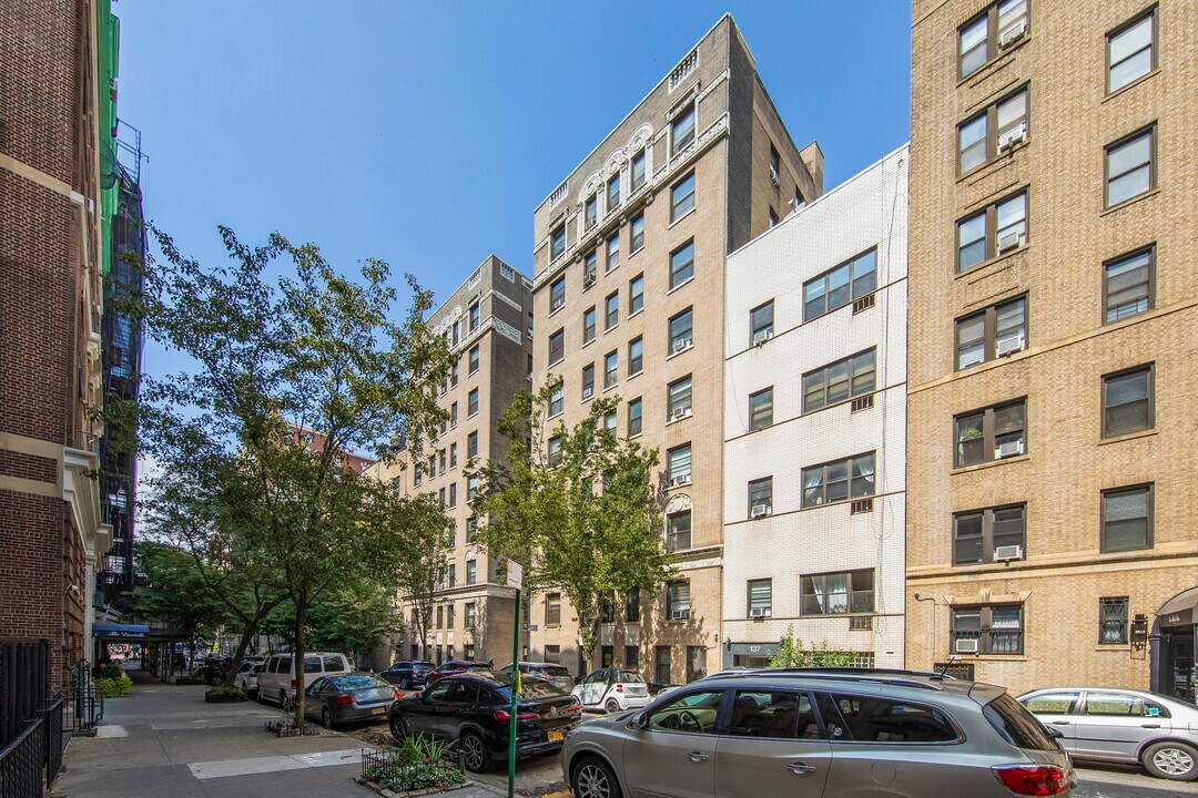 145 W 71st St in New York, NY - Building Photo