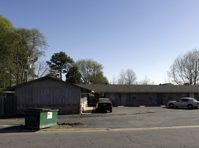 120 S Elm St in Jacksonville, AR - Foto de edificio - Building Photo