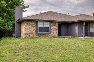 3422 Heritage Ln in Forest Hill, TX - Building Photo - Building Photo