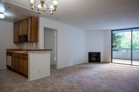 655 Kelton Ave in Los Angeles, CA - Building Photo - Interior Photo